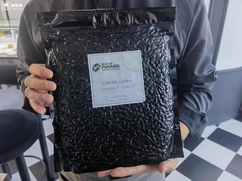 業者出示4988元「貴價」咖啡的生豆。（取材自潮新聞）