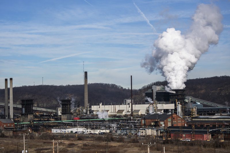 眾院在共和黨主導下大砍環保署預算。圖為位在賓州的鋼鐵廠正排放廢氣。（美聯社）