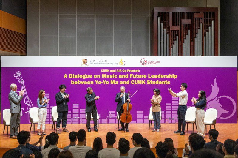 國際著名大提琴馬友友（右四）7日訪香港中文大學全場爆滿，他並與學生對話，談論音樂與未來領導才能。（取材自中文大學）