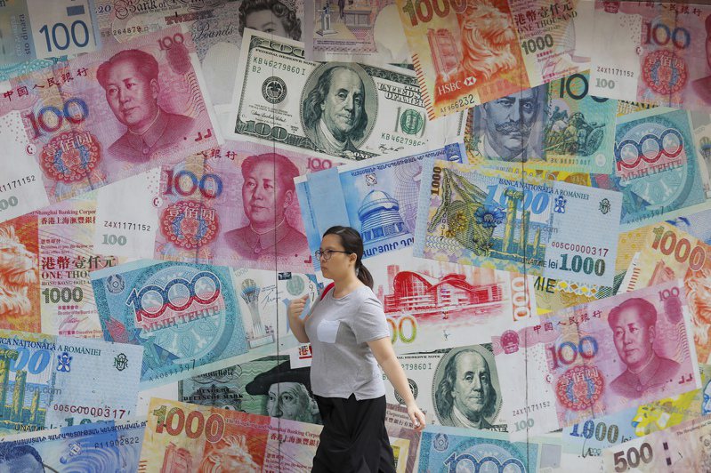 財政部公布匯率政策報告，台灣與中國仍然都列在匯率操控國的觀察名單中，財政部指中國的外匯干預機制不透明，須密切關注。（美聯社）