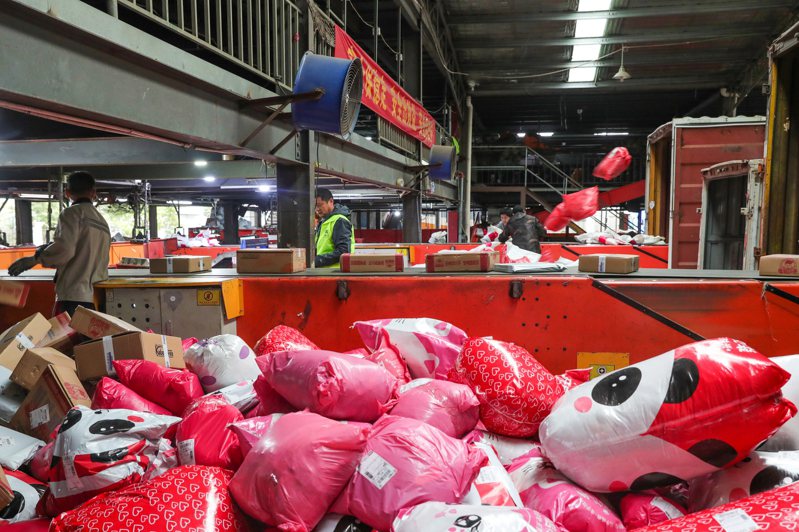 11月11日，江蘇省揚州市邗江區一家快遞公司，工作人員在分揀作業線上忙碌。(新華社)