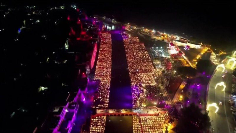 印度聖城12日慶祝排燈節，逾220萬盞油燈再創世界紀錄。（路透）