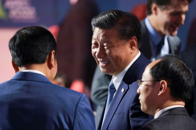 中國國家主席習近平（中）和南韓總統尹錫悅（左）在APEC會議中兩人互動。（路透）