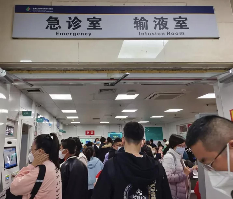北京首都兒科研究所急診室近日擠滿帶著孩子前來就診的家長。（取材自健康時報微信公眾號）