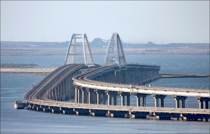 連接俄羅斯本土和克里米亞的克赤大橋易受烏克蘭攻擊，外傳中俄企業密謀興建克赤海峽隧道。（路透檔案照片）