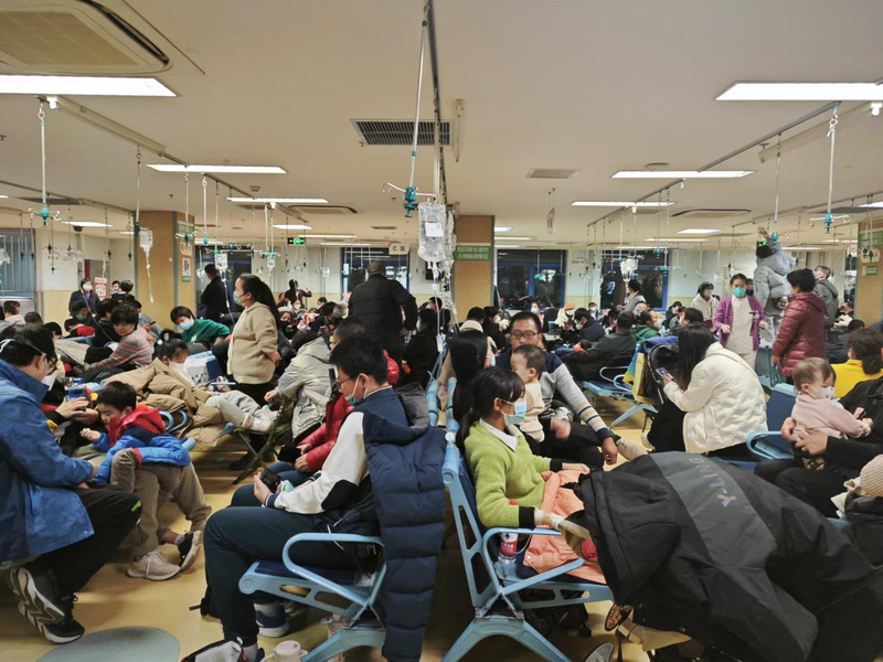 11月23日晚11時，北京兒童醫院輸液中心仍可見大批等候民眾。(取材自經濟觀察報)
