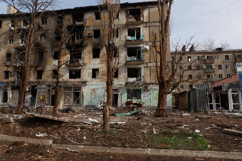 圖為8日烏國東部城鎮阿夫迪夫卡遭俄羅斯襲擊，街上建物嚴重受損。路透
