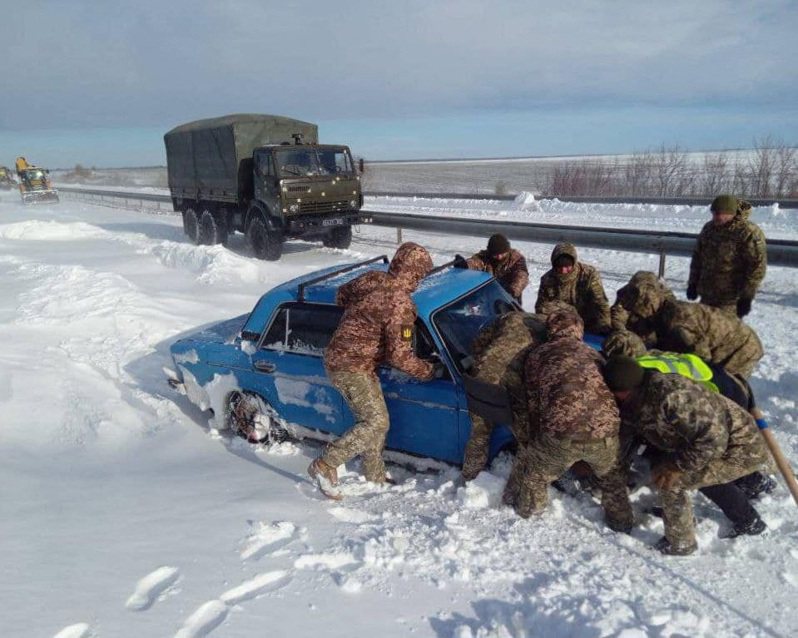 烏克蘭士兵28日在敖德薩救援被大雪困住的車輛。(路透)