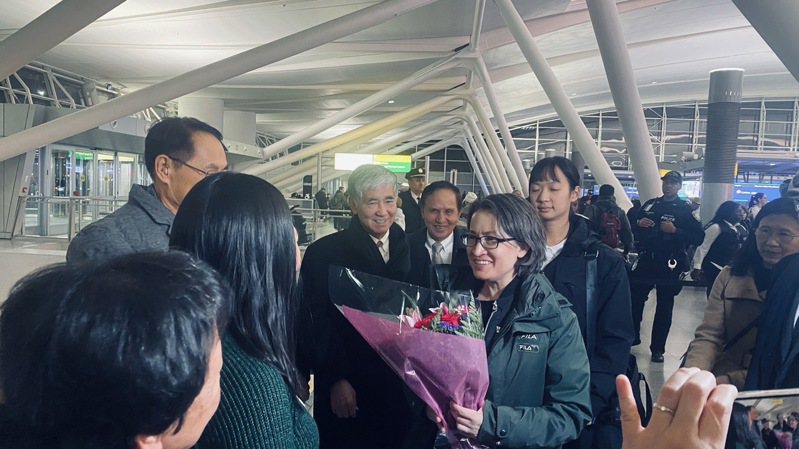 蕭美琴返台，僑胞到機場送機獻花。（記者魏碧洲／攝影）