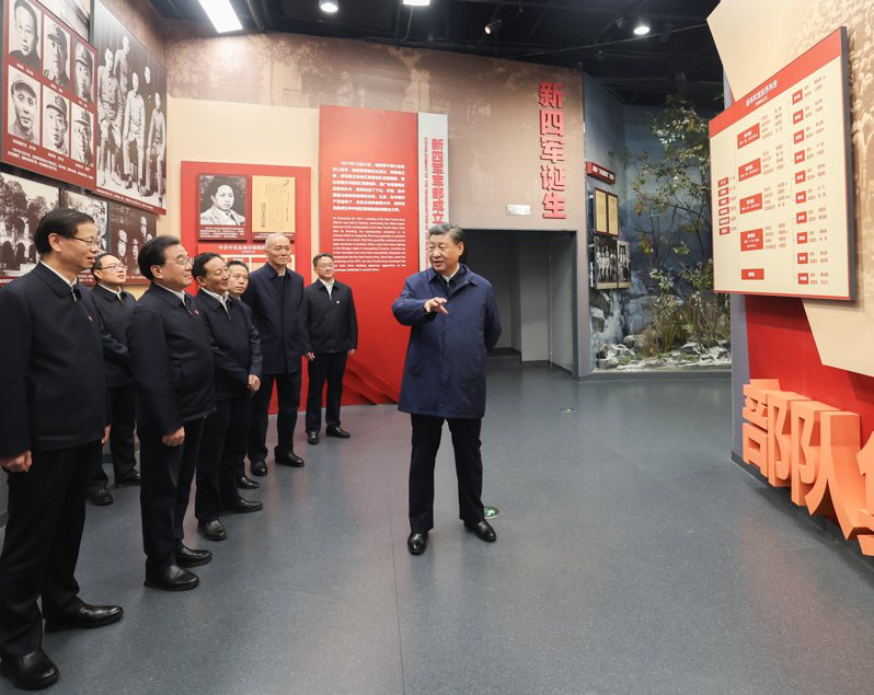 中國國家主席習近平在上海考察結束返京途中，3日到江蘇省鹽城市參觀新四軍紀念館。(新華社)