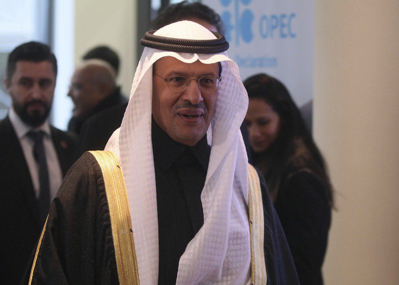 沙烏地阿拉伯能源部長阿卜杜拉齊茲親王堅拒UN COP28同意逐步減用化石燃料的作法。(美聯社)