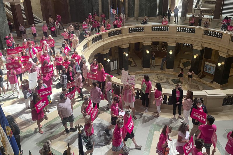 威斯康辛州一名法官裁決該州已實施174年的墮胎禁令無效，是墮胎權獲勝的又一判決。圖為威州居民在州議會示威，要求推翻該州嚴苛的禁止墮胎令。(美聯社)