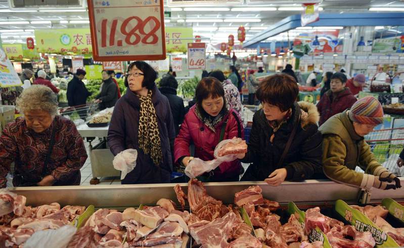 中国11月消费者物价指数再降，创近三年新低，通货紧缩压力加大。图为中国杭州一家超市内，顾客正在选购猪肉。（路透）(photo:UDN)