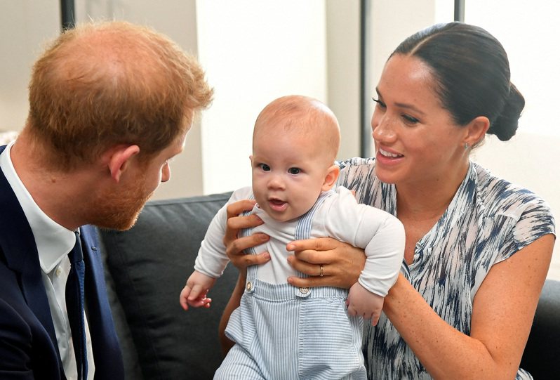 圖為2019年英國哈利王子和妻子梅根抱著兒子亞契。路透