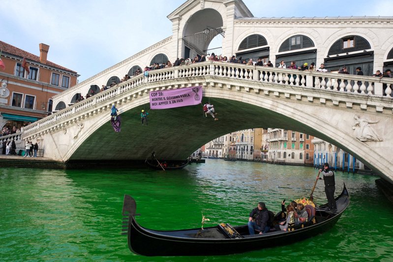 義大利當地時間9日，環保倡議人士將威尼斯大運河染綠，抗議COP28聯合國氣候峰會缺乏實質進展。路透社