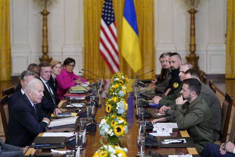 为让乌克兰援助案获国会放行，两党仍在努力协商。图为拜登总统9月21日接待来访的泽伦斯基。美联社(photo:UDN)