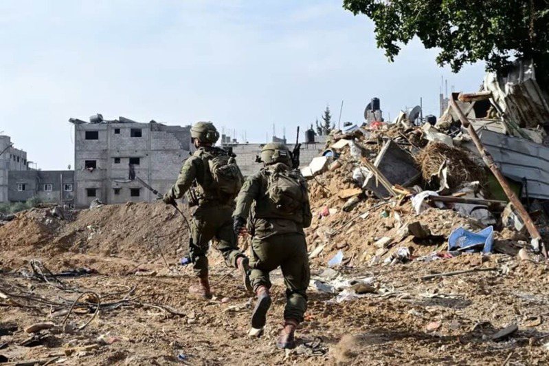 以色列10日聲稱國防軍坦克進攻加薩南部城市甘尤尼斯中心地帶，並稱數十名哈瑪斯武裝分子投降，不過遭哈瑪斯駁斥；圖為以色列士兵8日在加薩執行任務。圖／路透社