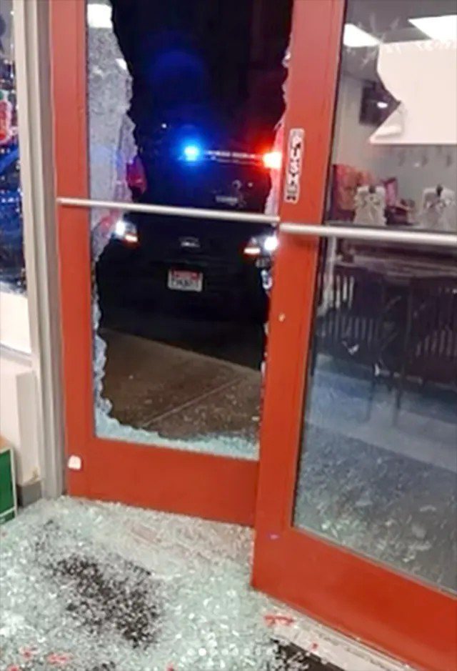 涉案男子击碎玻璃店门，闯入店内捣毁店内设备。(取材自Instagram)(photo:UDN)