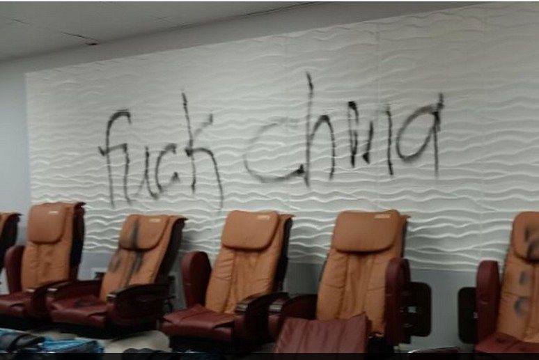店主所摄涉案男子在店内墙上喷写仇中的字眼。(取材自Instagram)(photo:UDN)