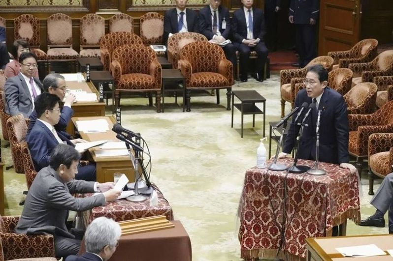 日本政治獻金醜聞愈演愈烈，合計安倍派12位高官辭職，令執政自民黨內部陷入動盪，首相岸田（右）內閣最新支持率已跌至17%。（美聯社）