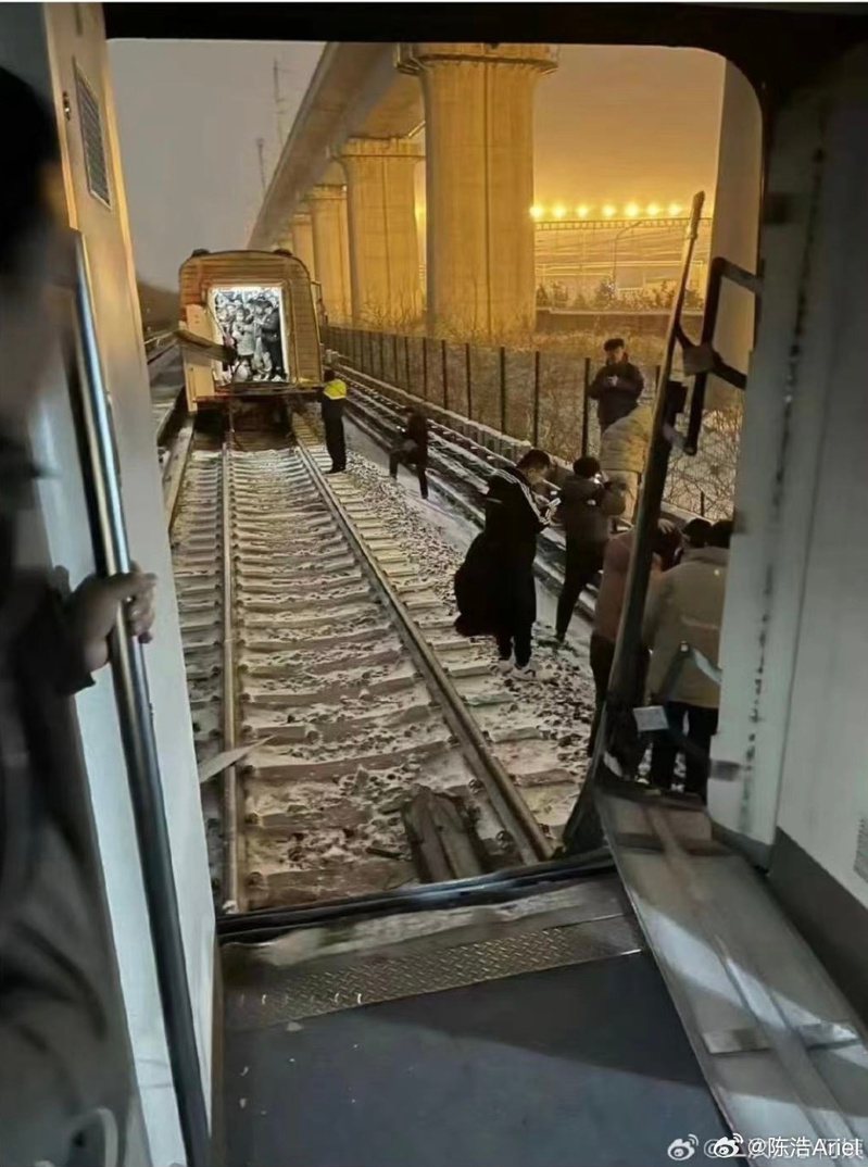 北京地鐵昌平線兩節車廂脫鉤。（取材自微博）
