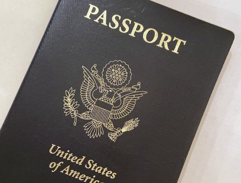 目前申辦護照經常需要兩個月以上時間，國會通過新案，明年更新護照可望在30天內辦妥。（美聯社）