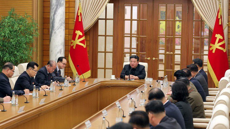 脫北的前北韓駐英國大使館公使太永浩近日訪問日本，他在國會演講時說：「北韓是個本來就不該誕生在地表的國家」；圖為北韓領導人金正恩主持會議。（路透）