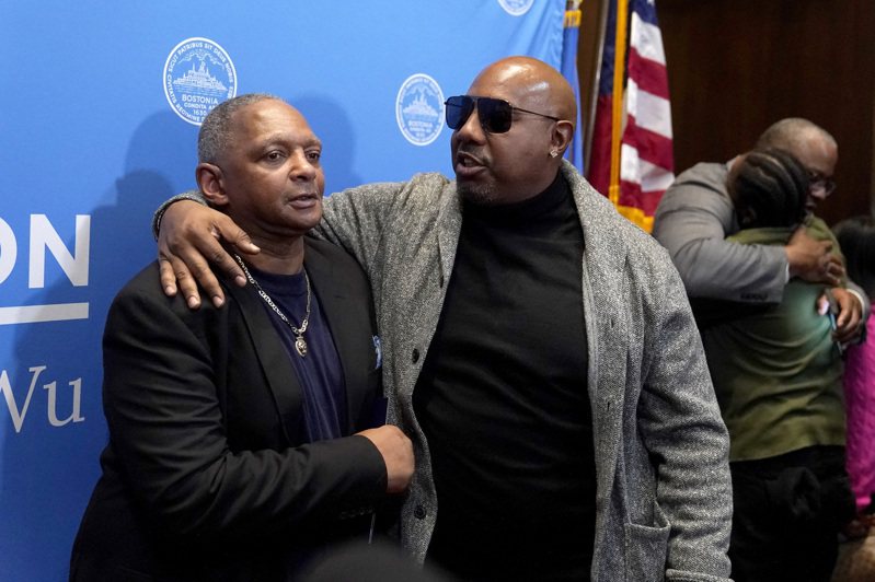 波士顿市长吴弭20日对两名被误控的非裔男子道歉，他们于34年前被误控谋杀白人孕妇。图为当年被误控的贝内特的侄子(前右)及斯旺森(前左)。（美联社）(photo:UDN)