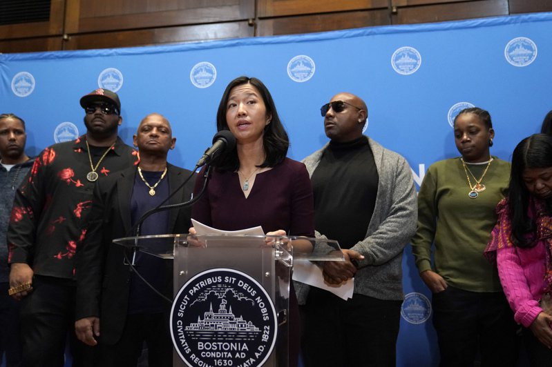 波士顿市长吴弭(前)20日对两名被误控的非裔男子道歉，他们于34年前被误控谋杀白人孕妇。（美联社）(photo:UDN)