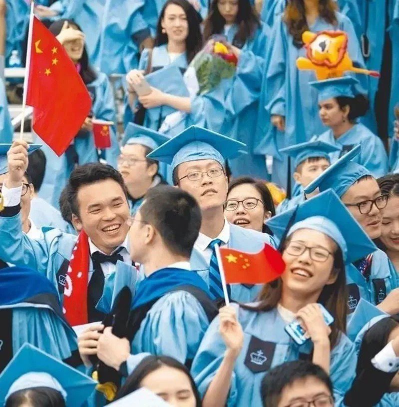上海一名女子因父母不肯出錢讓她留學，一舉把父母告上法院。圖為中國留學生在美國參加畢業典禮的畫面。(新華社資料照片)