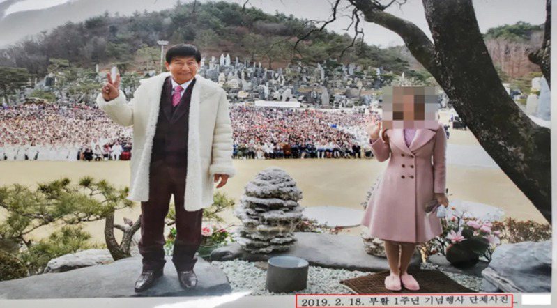 韓國攝理教教主鄭明析表示，他沒有自稱為彌賽亞，但他與信徒的照片上卻寫著「復活一周年合影」。（視頻截圖）