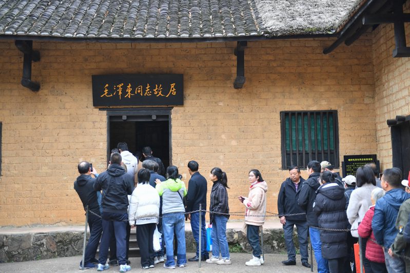 毛澤東故居，吸引大批遊客排隊參觀。（新華社）