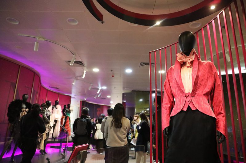 香港文化博物館「絕代芳華•梅艷芳」展覽，展出70組有關梅艷芳的展品包括唱片封套、舞台服飾、電影海報和劇照等，讓觀眾緬懷這位巨星在音樂和電影方面的成就。（中通社）