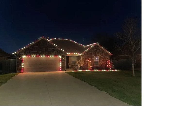 奥克拉荷马小镇比克斯比居民邓克尔伯格今年圣诞节前自掏腰包，主动为整条街的邻居房子安装圣诞灯饰。(取自邓克尔伯格Instagram)(photo:UDN)
