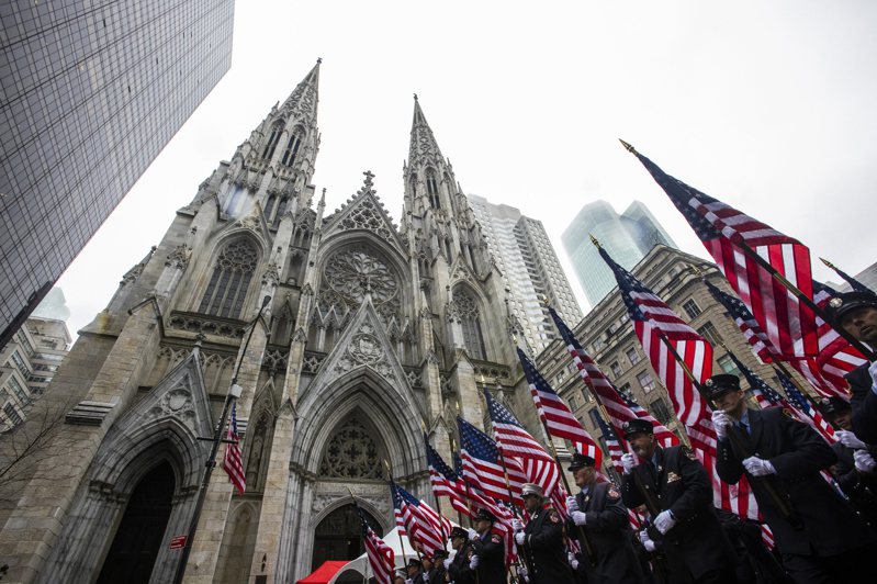 纽约圣派翠克大教堂计画出售其建筑上方的空域使用权。图为教堂前举办的圣派翠克节(St. Patrick's Day)大游行场面。(美联社)(photo:UDN)