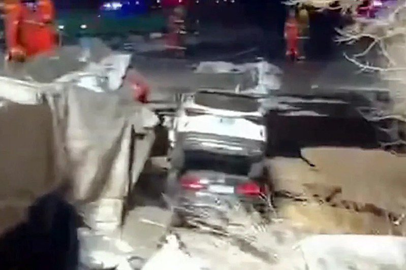 內蒙古烏蘭察布市二廣高速烏蘭察布段的一處路面25日晚發生斷裂塌陷，造成四輛車發生事故。(取材自微博)
