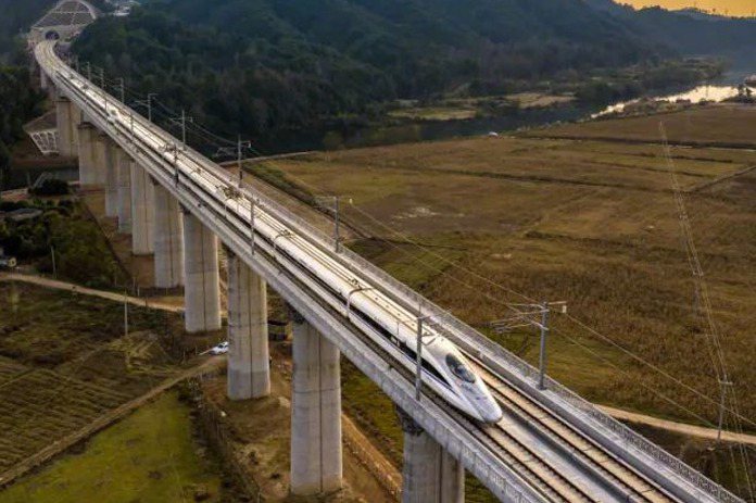 接近年底，中國鐵路部門在短短兩天內接連開通五條高鐵。(取材自觀察者網)