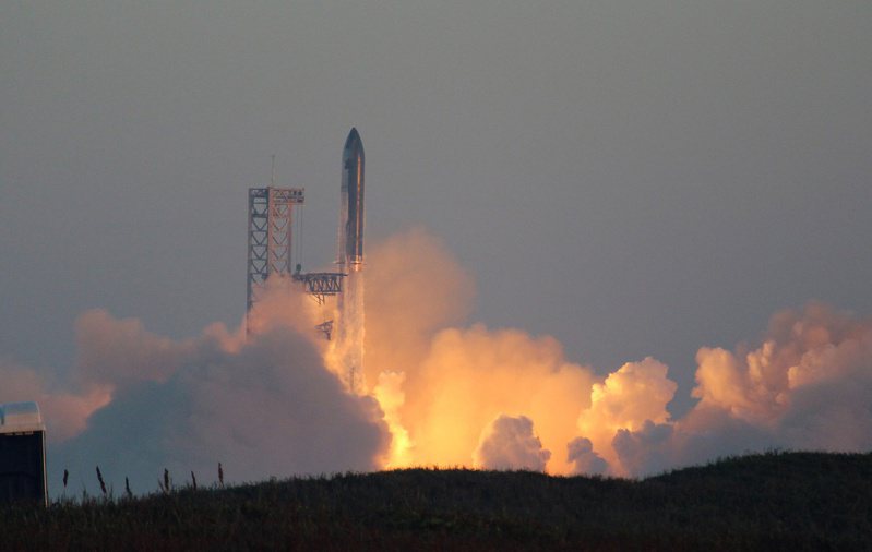SpaceX的無人太空船「星艦」，首度飛上太空，但幾分鐘後爆炸。（歐新社）