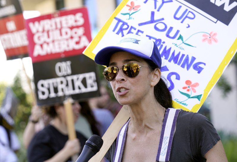 罷工是2023年的關鍵字，從好萊塢到汽車等各產業紛紛罷工，工會也多爭取到想要的權益。（美聯社）