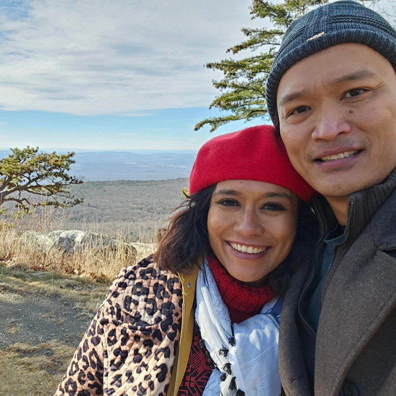 死者阿可芭(左)與丈夫薩伊德日前到紐約州立公園徒步，阿可芭不慎滑落70呎懸崖，送醫後不治。圖／取自臉書