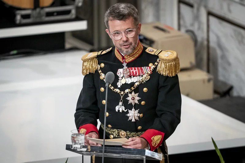 丹麦女王玛格丽特二世在2023年最后一天宣布退位，将由王储佛瑞德里克继位。他从叛逆少年「觉醒」为爱家男人，体现丹麦宽松自由的君主制度。（美联社）(photo:UDN)
