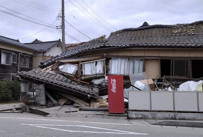 日本發生強震，石川縣輪島市受創嚴重，圖為當地民房坍塌。(美聯社)