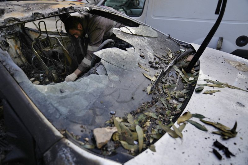 巴勒斯坦武裝組織「哈瑪斯」政治局副主席艾魯里2日在黎巴嫩被炸死。圖為被炸現場旁的毀損汽車。(美聯社)