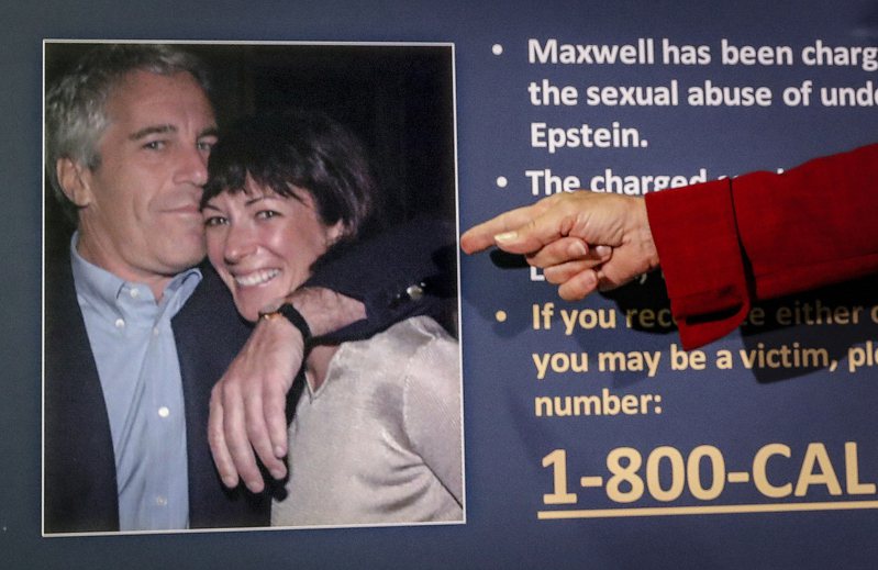 聯邦檢察官指控艾普斯坦和他的女友麥斯威爾誘騙少女參加宴會，供政商名人玩樂。(美聯社)
