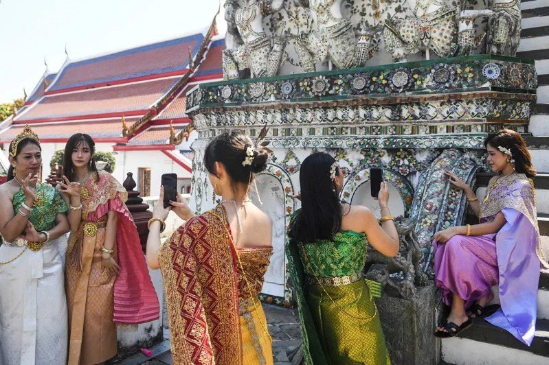 观光业是泰国经济主要命脉之一，泰国政府今年将力推潜力景点，设定国际观光旅客为3500万人次。（路透）(photo:UDN)
