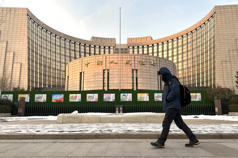 對大陸人民銀行降息的期待落空，資本市場演出A股暴跌行情。圖為北京的中國人民銀行。 (中新社)