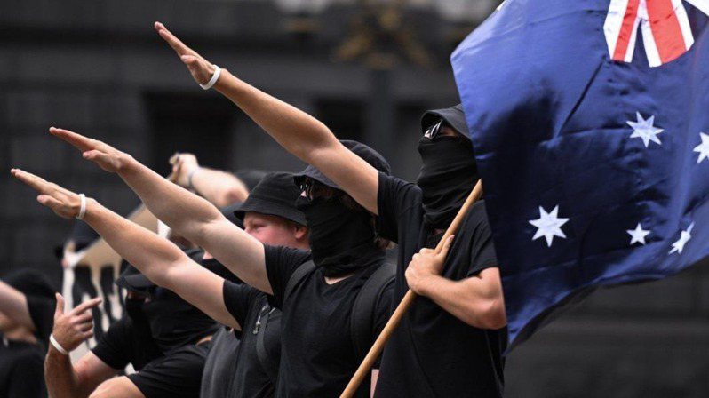 澳洲政府禁止与纳粹有关的行为，如行纳粹礼、展示或出售标志，违者恐处一年徒刑。（取材自Ｘ平台）(photo:UDN)