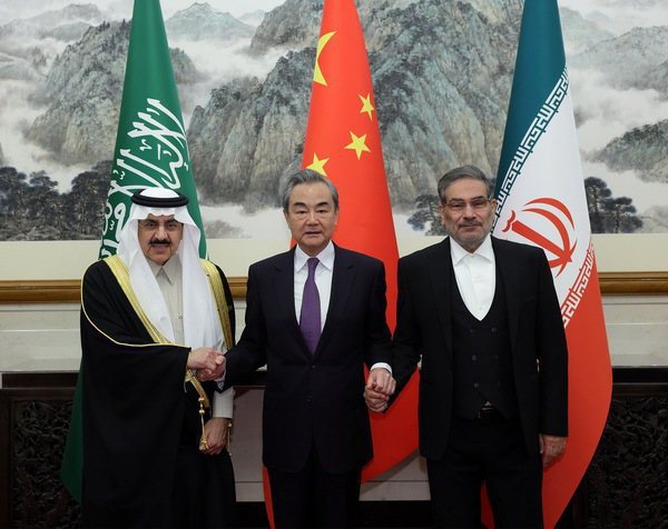 中共中央外事辦主任王毅（中）去年3月在北京主持沙烏地阿拉伯與伊朗「北京對話」閉幕會後，三方發表聯合聲明宣布沙伊兩國將復交，引起舉世矚目。(取材自中國外交部官網)