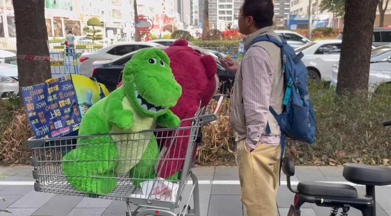 美資大型超市Costco深圳店12日開業，吸引不少香港人前往掃貨。(中通社)