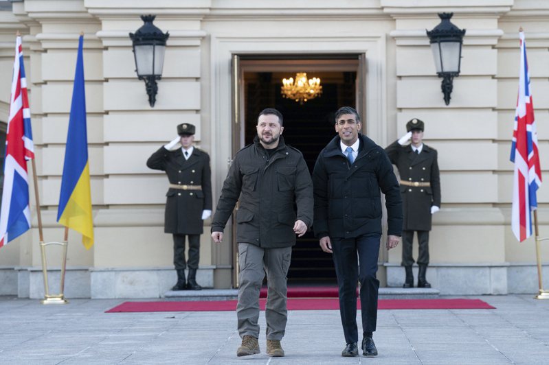 英相苏纳克（右）12日访问基辅，并在维安人员保护下，与乌克兰总统泽伦斯基（左）访视市区。（美联社）(photo:UDN)